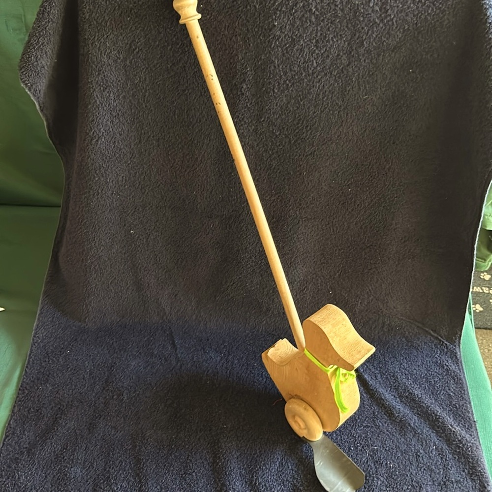 Amish Made Toddler Push Toy. Duck Design. Feet “Flap” when pushed. Vintage